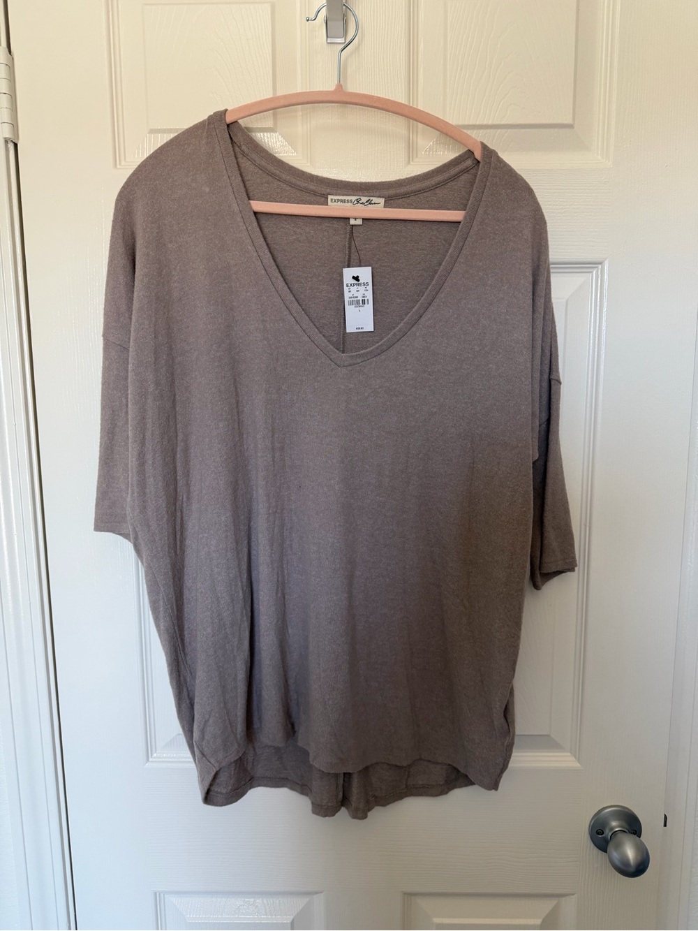 Express Relaxed V-Neck Short Sleeve Tunic Top in Taupe, Size l